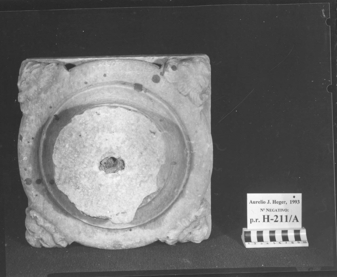 Base di colonna con quattro protomi leonine (base di colonna) di Scultore - ambito lombardo (fine/inizio sec. XIII)