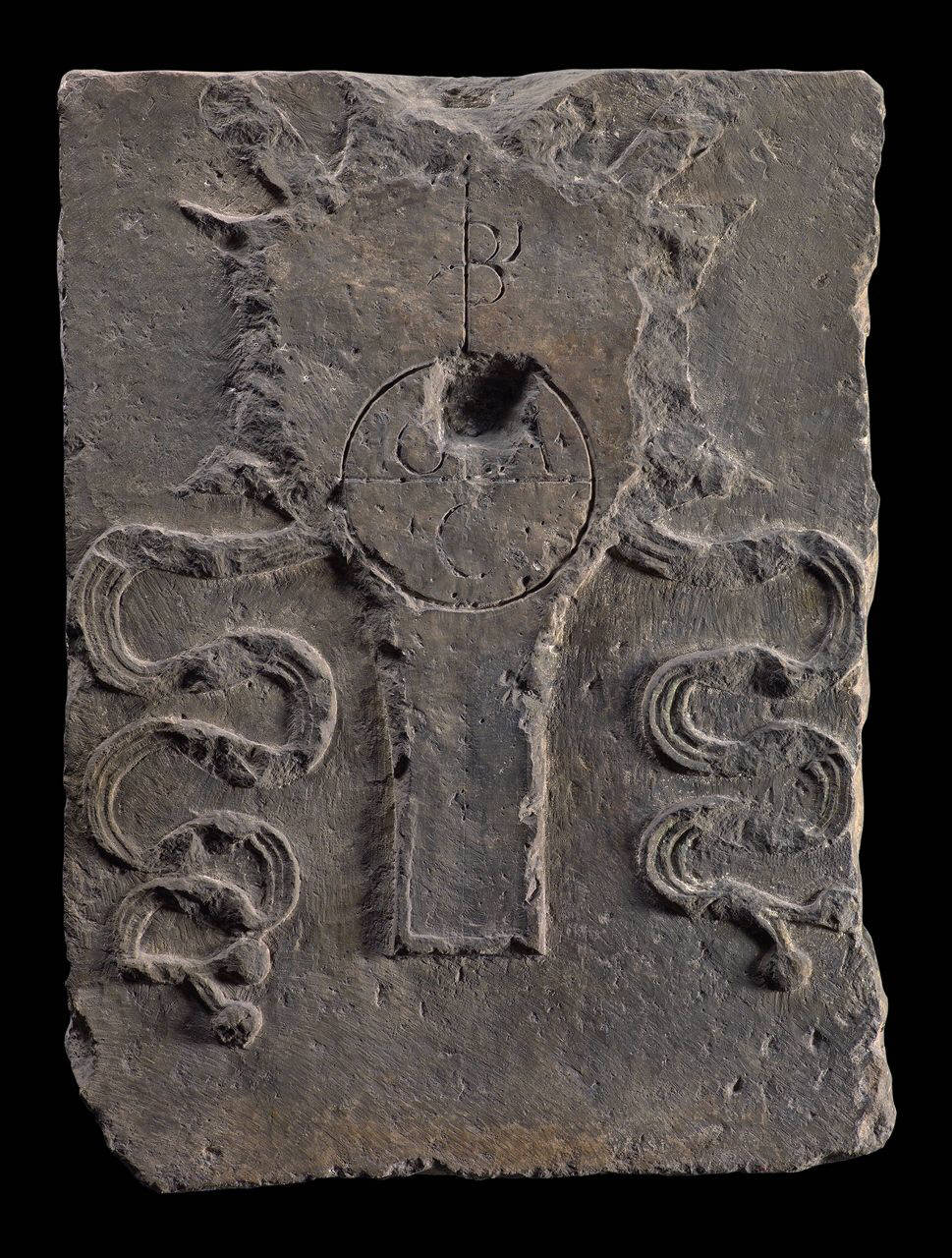 Targa con scudo a testa di cavallo recante all'interno un "marchio di fabbrica". (lastra) di Scultore - ambito lombardo (fine/inizio sec. XV)