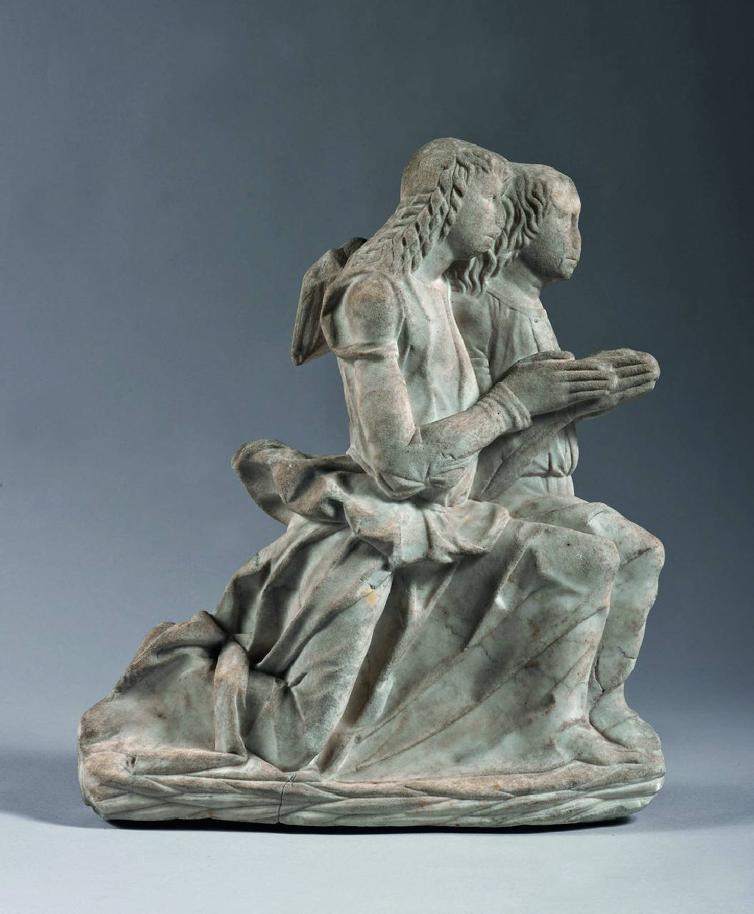 Coppia di angeli rivolti a destra (gruppo statuario, rilievo) di Scultore - ambito lombardo (fine sec. XV)