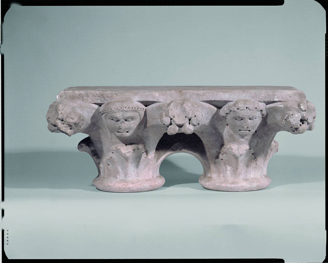 Capitello binato a due ordini con protomi umane e animali e foglie a crochet (capitello binato) di Scultore - ambito lombardo (fine/inizio sec. XIII)