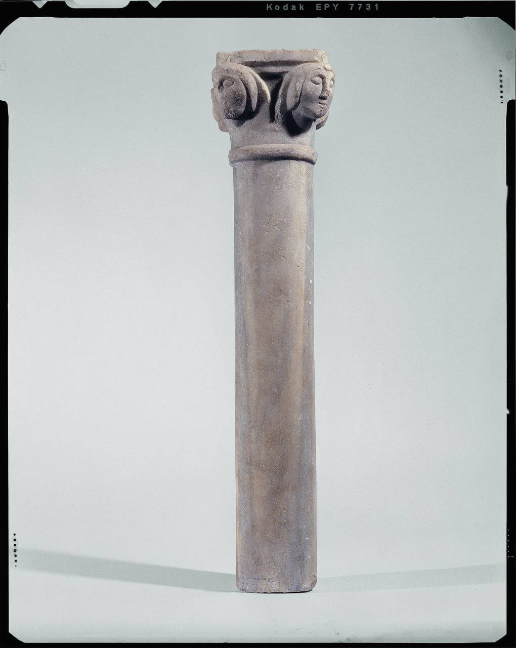 Colonnina e capitello con quattro protomi umane (colonna e capitello (monoblocco)) di Scultore - ambito lombardo (metà sec. XIII)