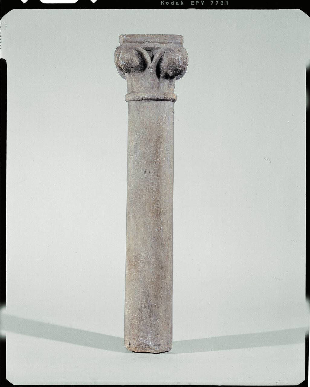 Colonnina e capitello con quattro foglie a crochet (colonna e capitello (monoblocco)) di Scultore - ambito lombardo (metà sec. XIII)