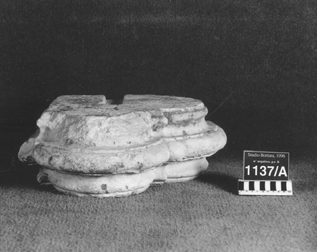 Base di pilastro trilobato (base di colonne) di Scultore - ambito lombardo (? sec. XVIII)