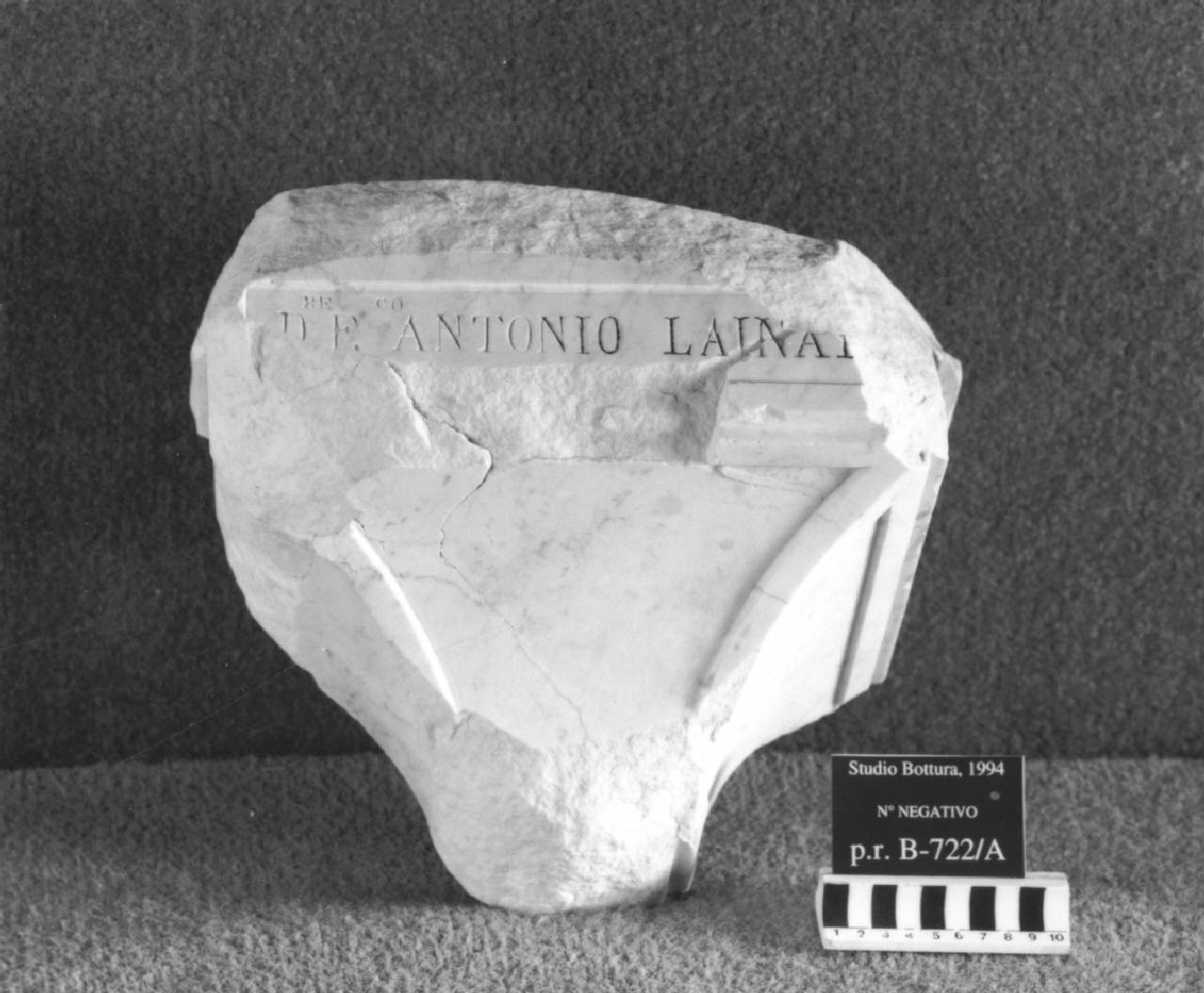 Mensola con iscrizione D.RE F.CO ANTONIO LAINAT[I] (mensola?) di Scultore - ambito lombardo (prima metà sec. XIX)