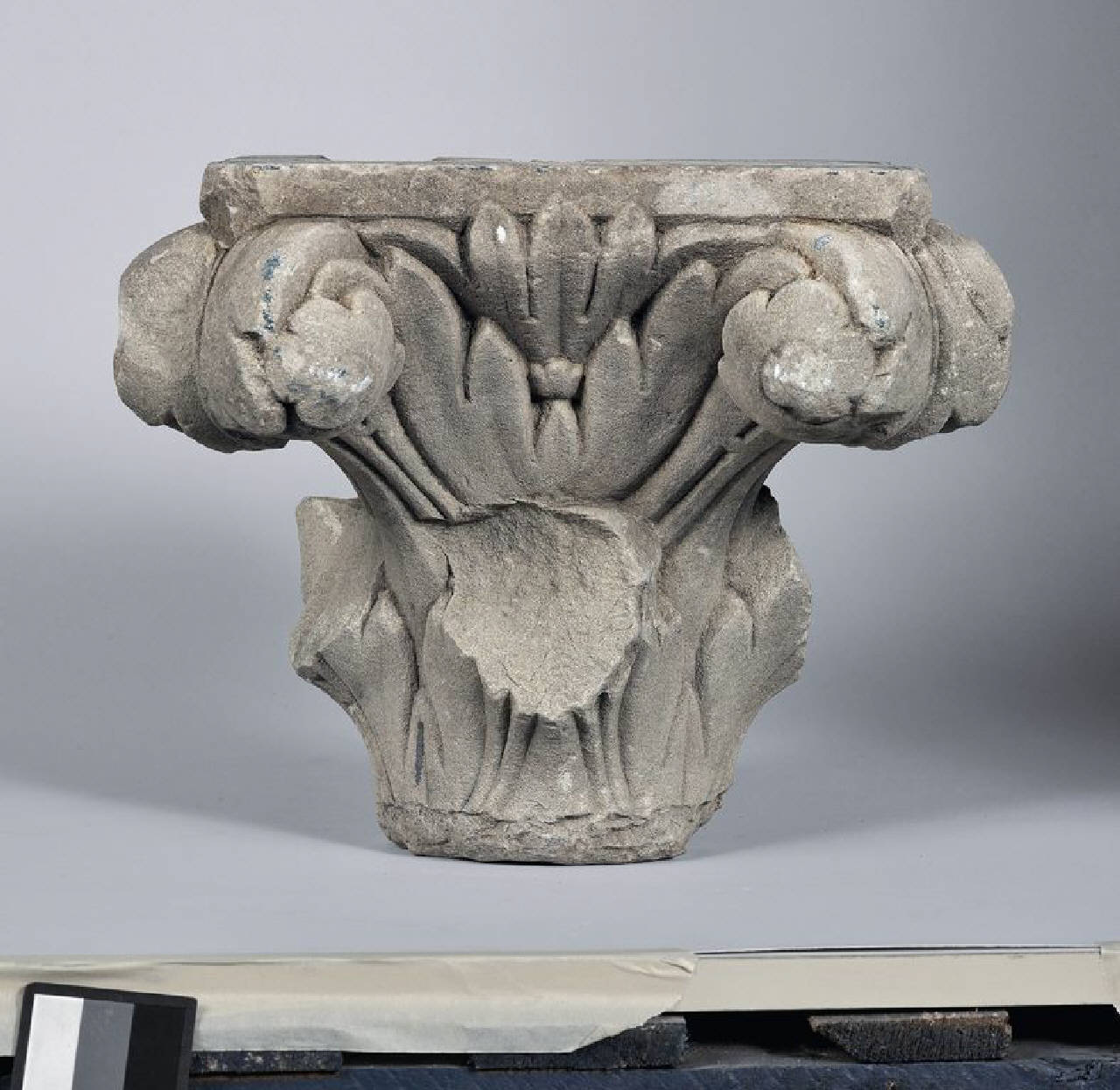 Capitello di semi colonna a due ordini di foglie, in pendant (capitello di semi colonna) di Scultore - ambito lombardo (fine/ inizio sec. XIII)