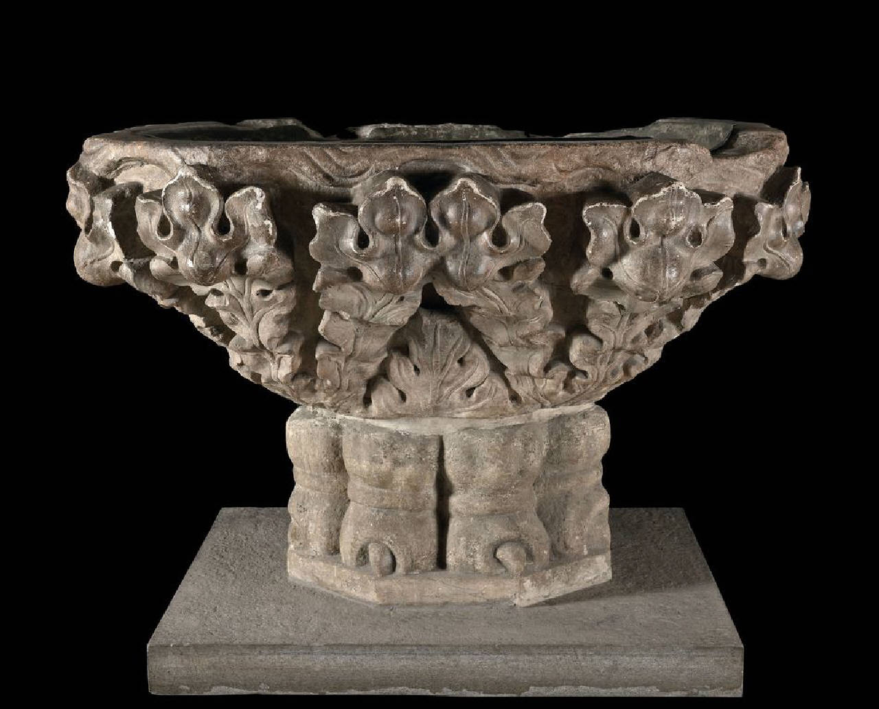 Vasca da via Fulcorina (vasca) di Scultore - ambito lombardo (primo quarto sec. XV)