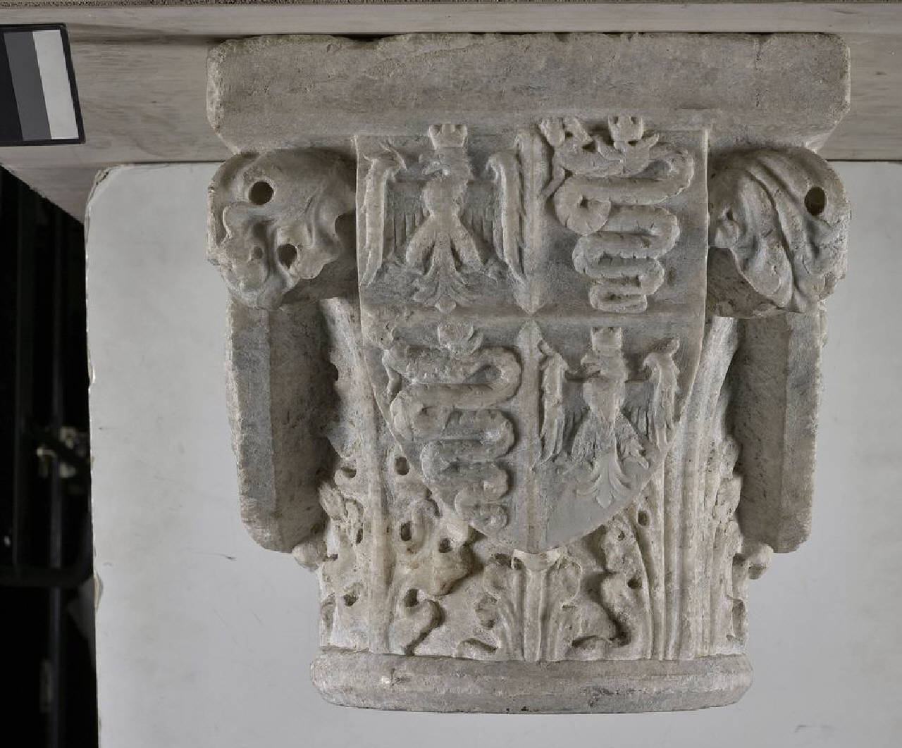 Capitello con quattro scudi recanti imprese sforzesche, in pendant (capitello) di Scultore - ambito lombardo (terzo quarto sec. XV)