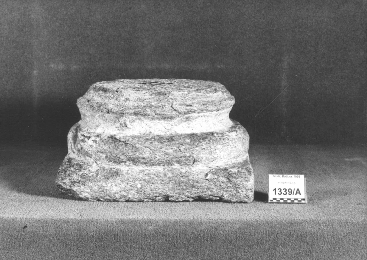 Base di colonna (base di colonna) di Scultore - ambito lombardo (terzo quarto sec. XV)