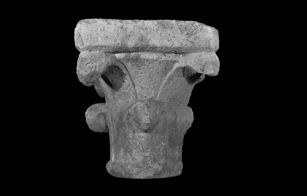 Capitello a due ordini di foglie d'acqua (capitello) di Scultore - ambito lombardo (prima metà sec. XV)