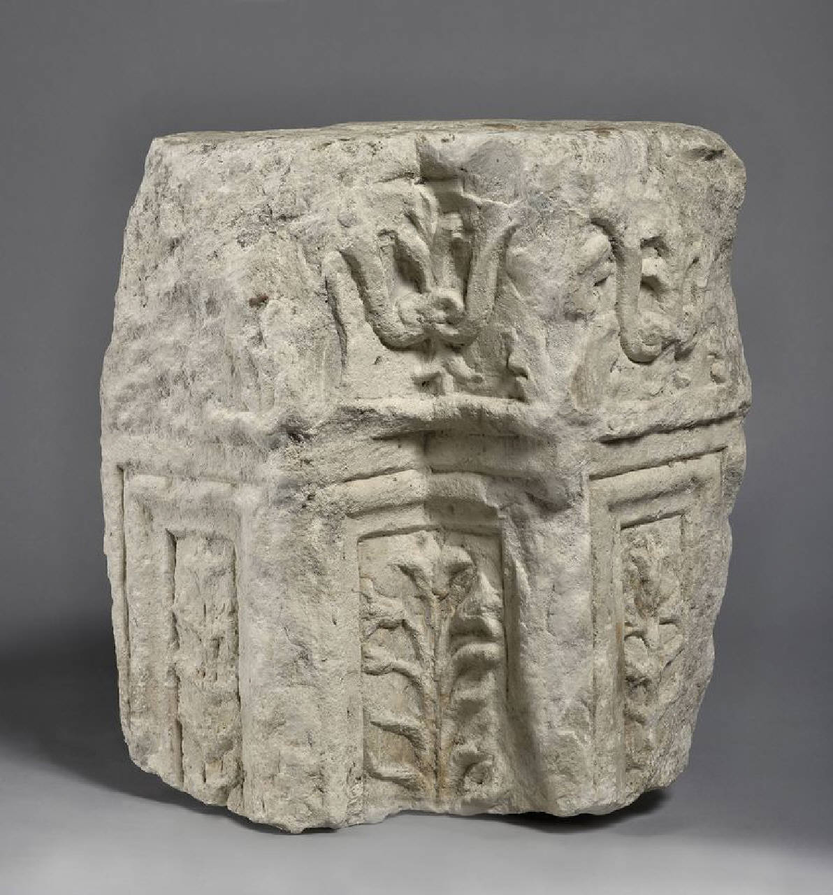 Parte superiore di piccolo pilastro angolare (pilastrino, frammenti di) di Scultore - ambito lombardo (fine/inizio sec. XV)