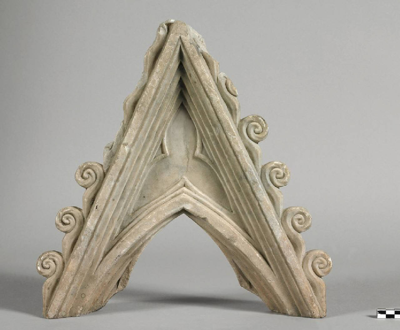 Cuspide frammentaria con falconatura (cuspide, parte di) di Scultore - ambito lombardo (fine/ inizio sec. XIV)