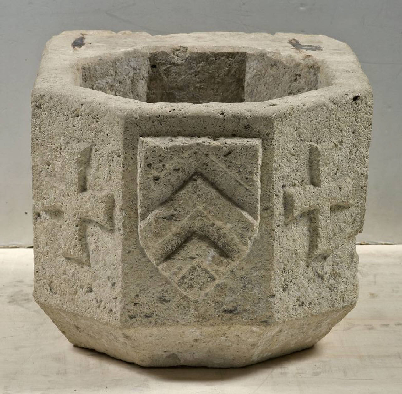 Acquasantiera con stemma Meravigli (acquasantiera) di Scultore - ambito lombardo (sec. XV)