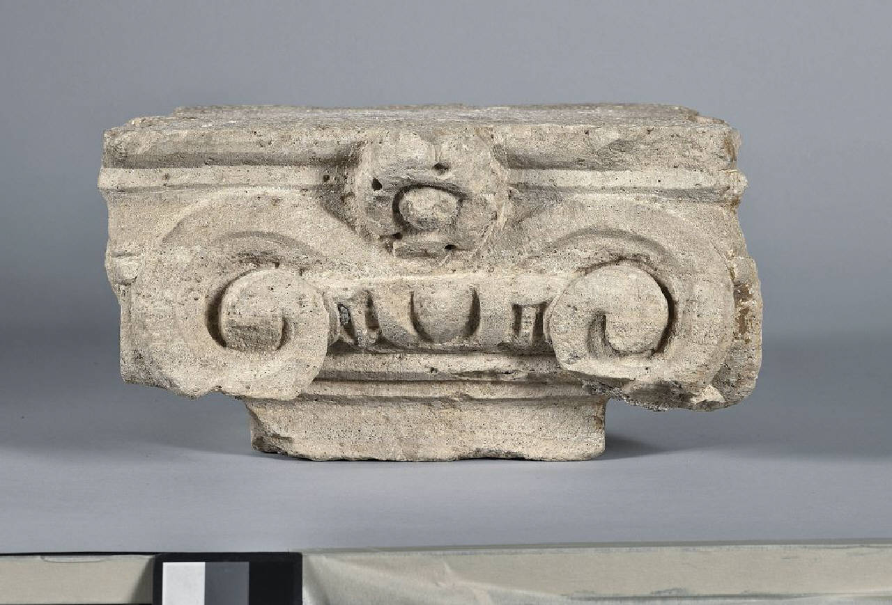Capitello ionico in calcare d'Angera (capitello, parte di) di Scultore - ambito lombardo (sec. XVII)
