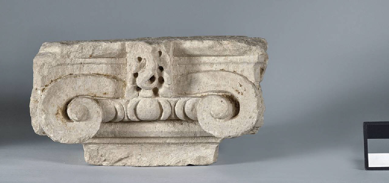 Capitello ionico in calcare d'Angera (capitello, parte di) di Scultore - ambito lombardo (sec. XVII)