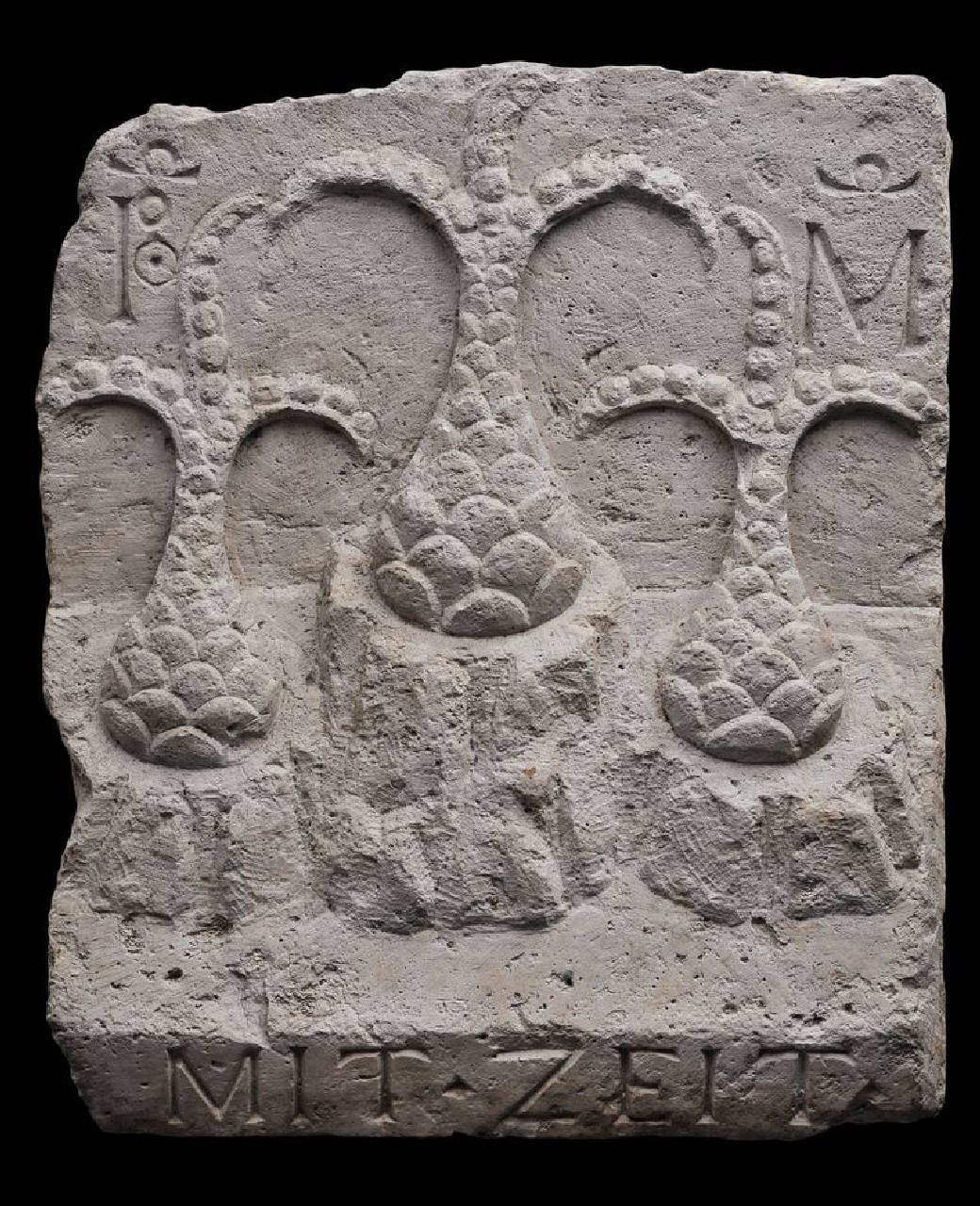 Impresa delle semprevive con motto MIT ZEIT (lastra) di Scultore - ambito lombardo (terzo quarto sec. XV)