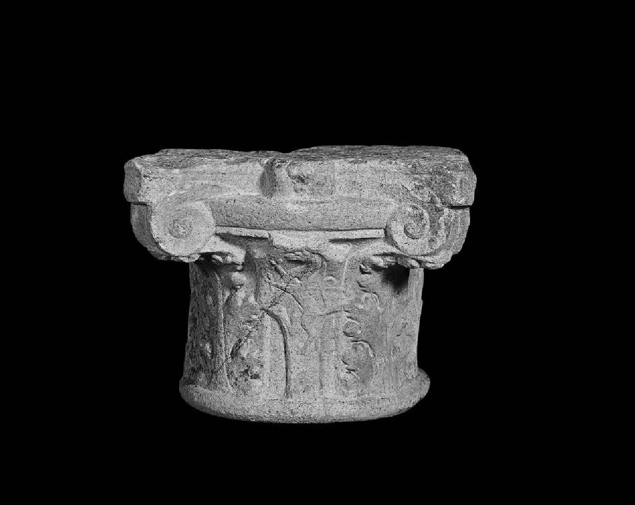 Capitello con scudo a testa di cavallo: stemma non attribuito , ipotetico: Ghisolfi (capitello, frammentario) di Scultore - ambito lombardo (fine/ inizio sec. XV)