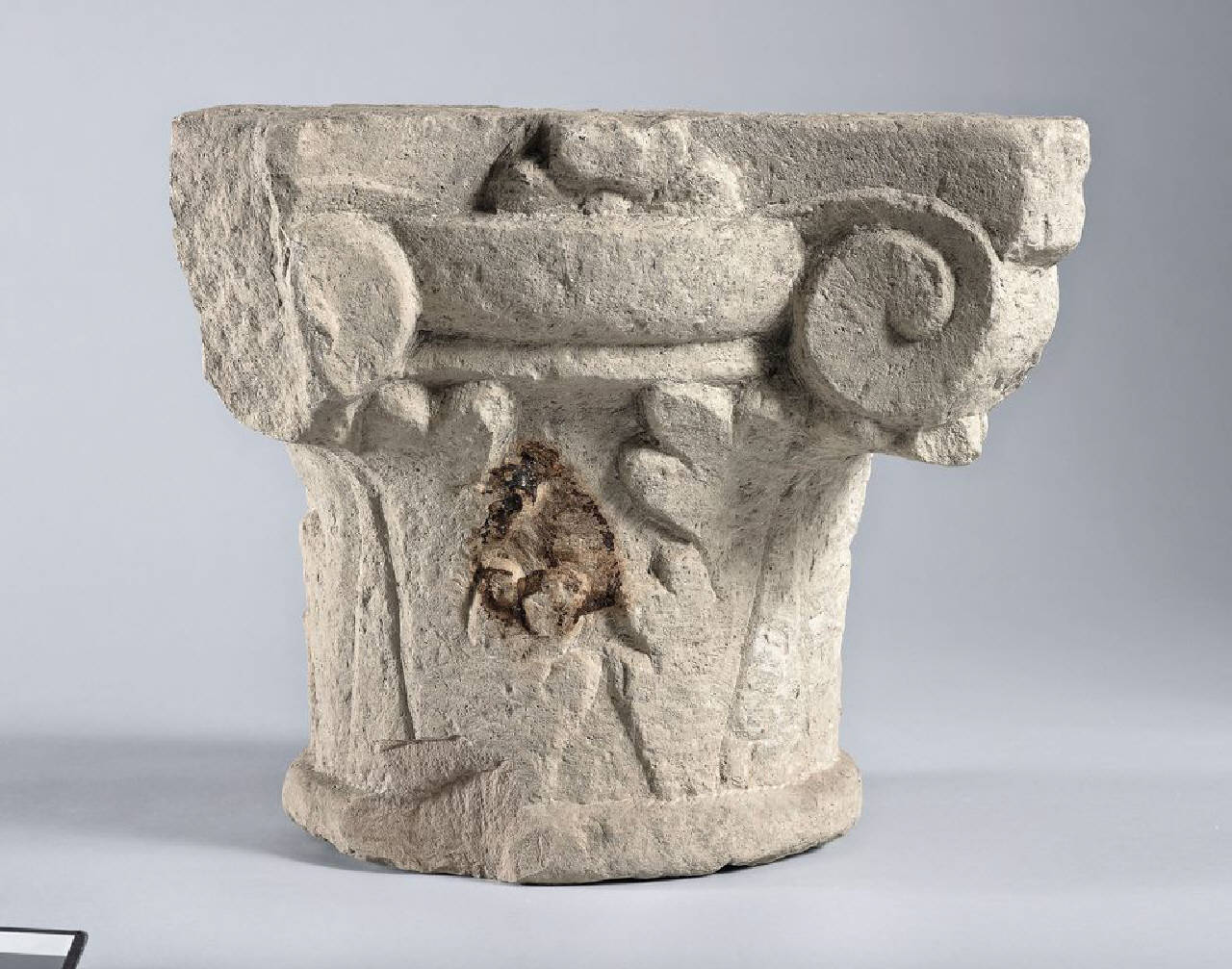 Capitello in calcare d'Angera (capitello) di Scultore - ambito lombardo (fine sec. XV)