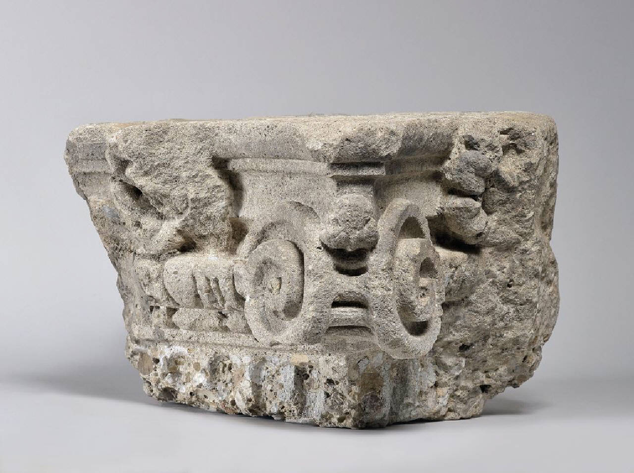 Capitello con tracce incise per la lavorazione, in pendant (semicapitello ?, parte di) di Scultore - ambito lombardo (sec. XVII)