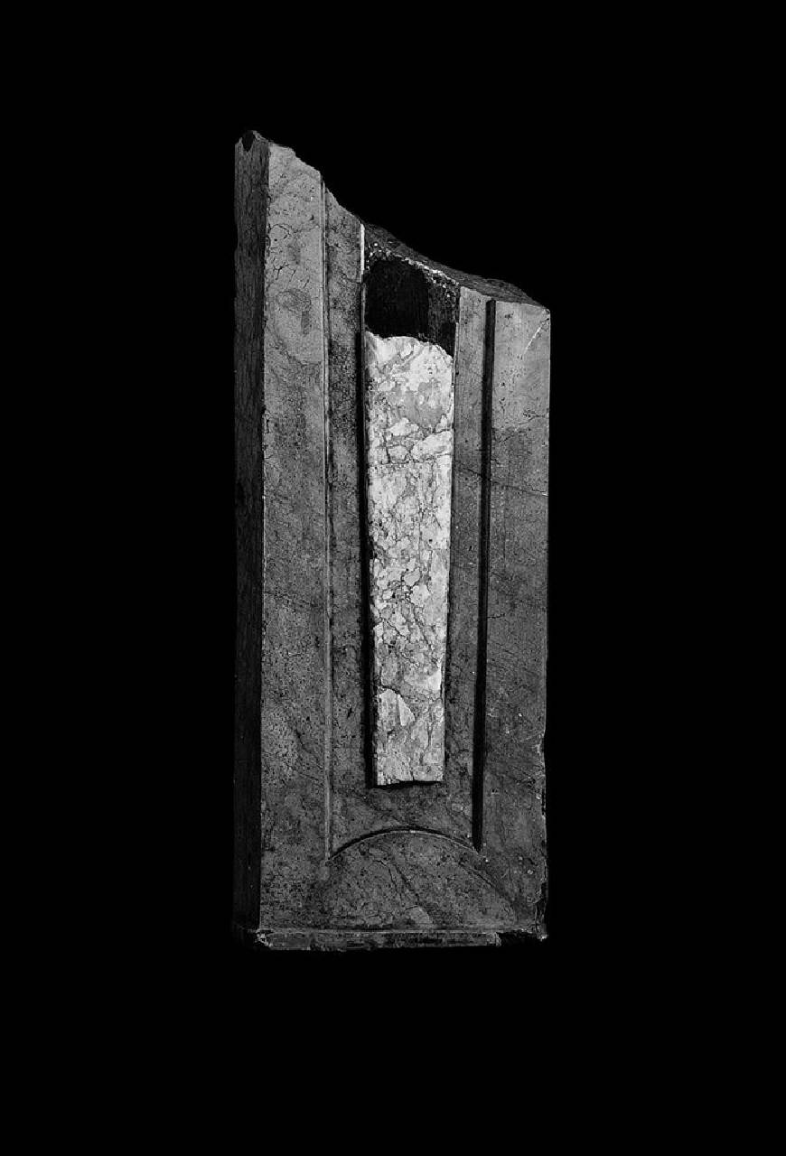 Camino in marmo di Varenna (XVII secolo) (camino, parte di) di Scultore - ambito lombardo (sec. XVII)