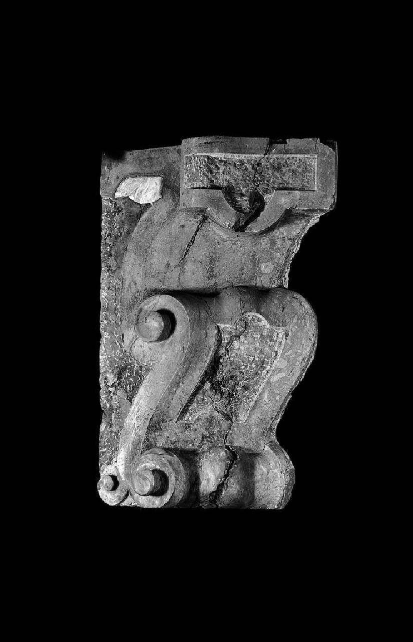 Camino in marmo di Varenna (XVII secolo) (camino?, parte di) di Scultore - ambito lombardo (sec. XVII)