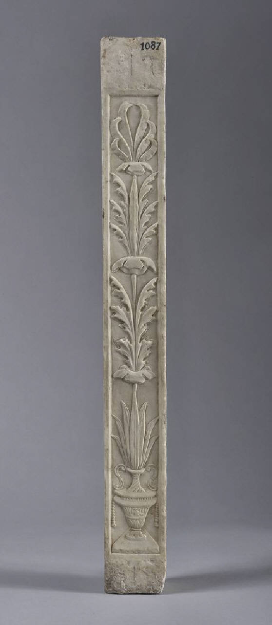Lesena con vaso e stelo fogliaceo (lesena) di Scultore - ambito lombardo (fine sec. XV)