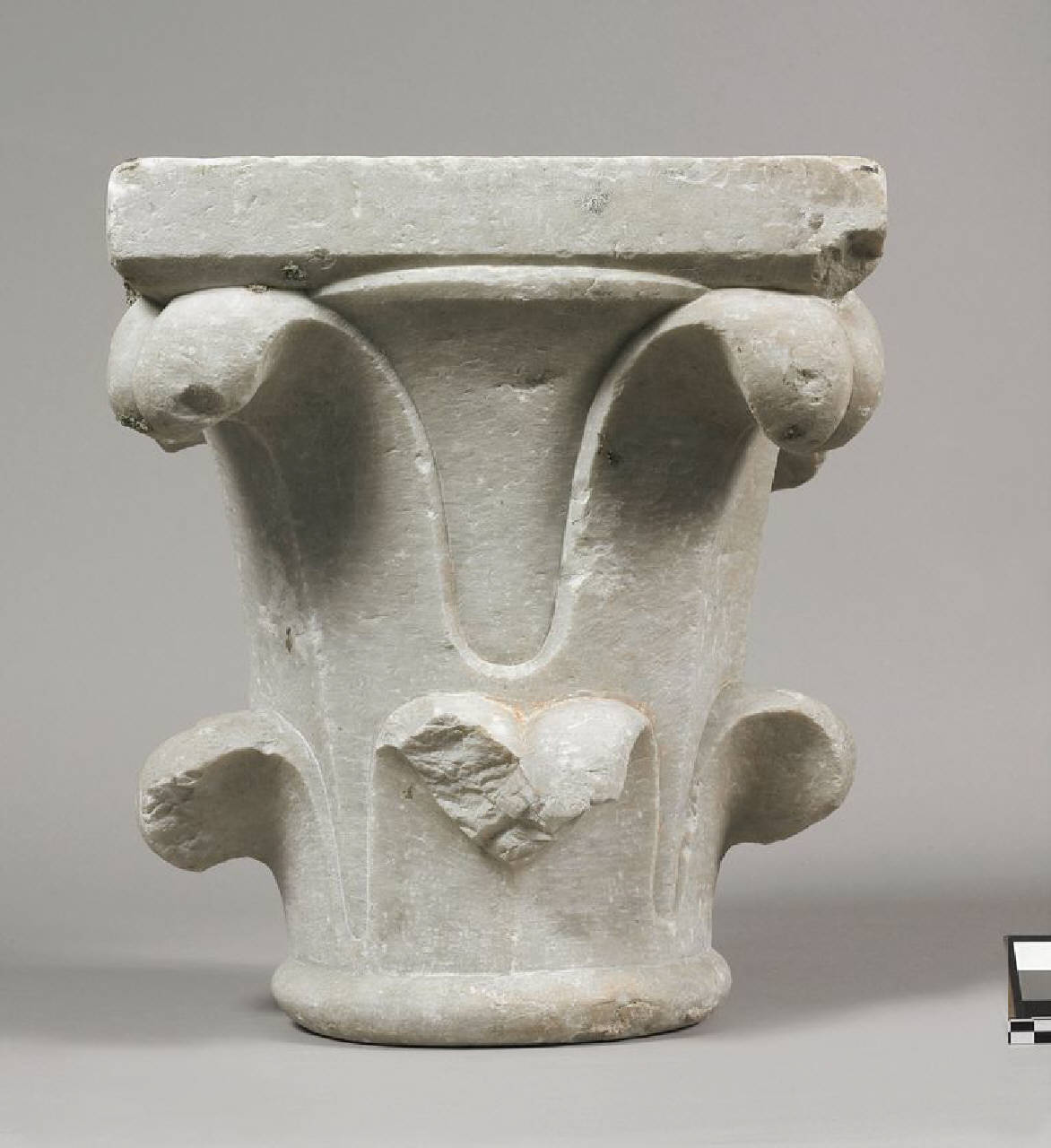 Capitello a due ordini di foglie lisce (capitello) di Scultore - ambito lombardo (sec. XIV)