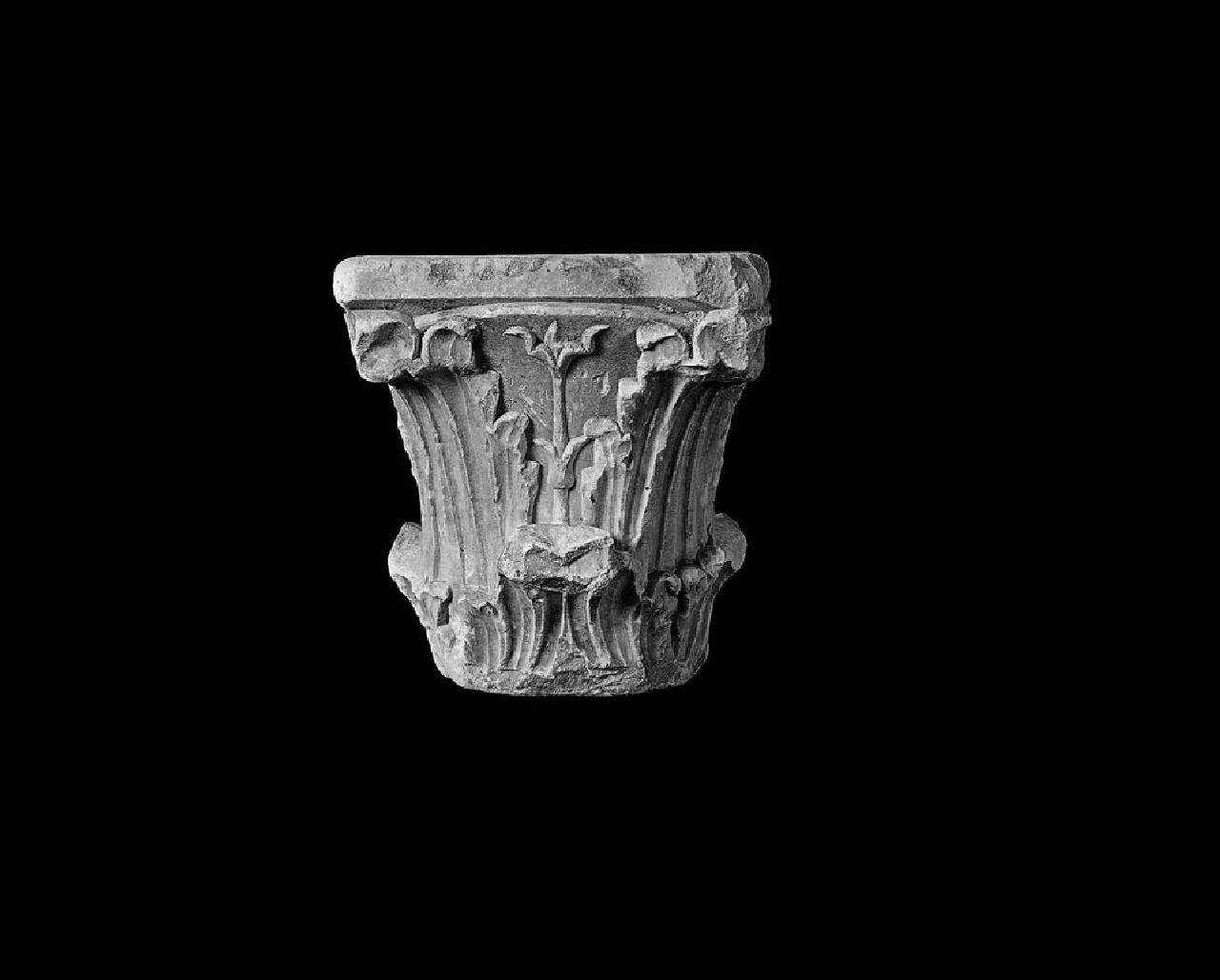 Capitello a foglie d'acanto con foro passante (capitello, reimpiegato) di Scultore - ambito lombardo (seconda metà sec. XV)