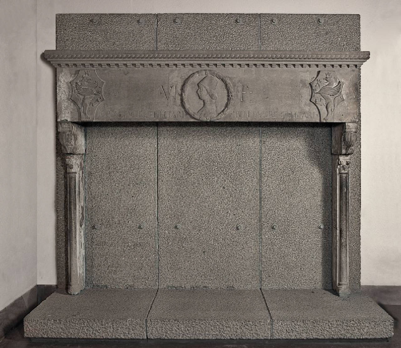 Camino Grifi (camino) di Scultore - ambito lombardo (terzo quarto sec. XV)