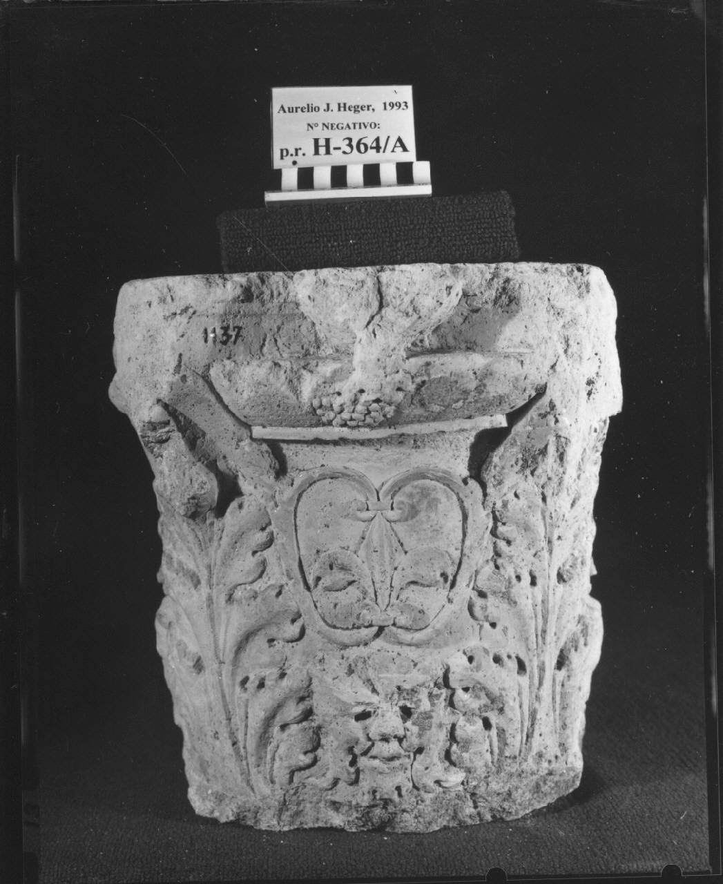 Capitello a un ordine di foglie d'acanto e quattro volti (capitello) di Scultore - ambito lombardo (inizio sec. XVI)