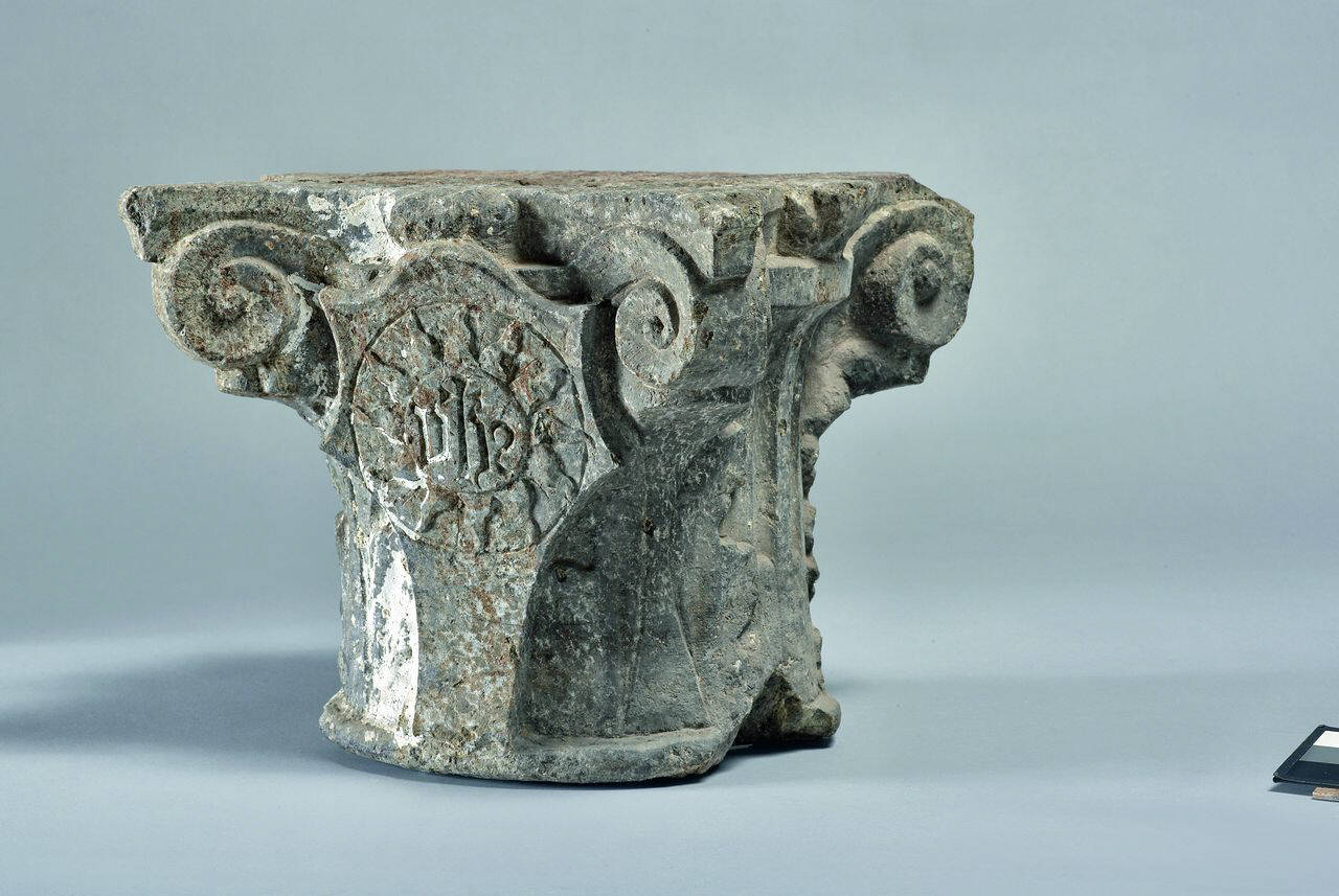 Capitello con cristogramma nel sole raggiante (capitello) di Scultore - ambito lombardo (fine/inizio sec. XV)