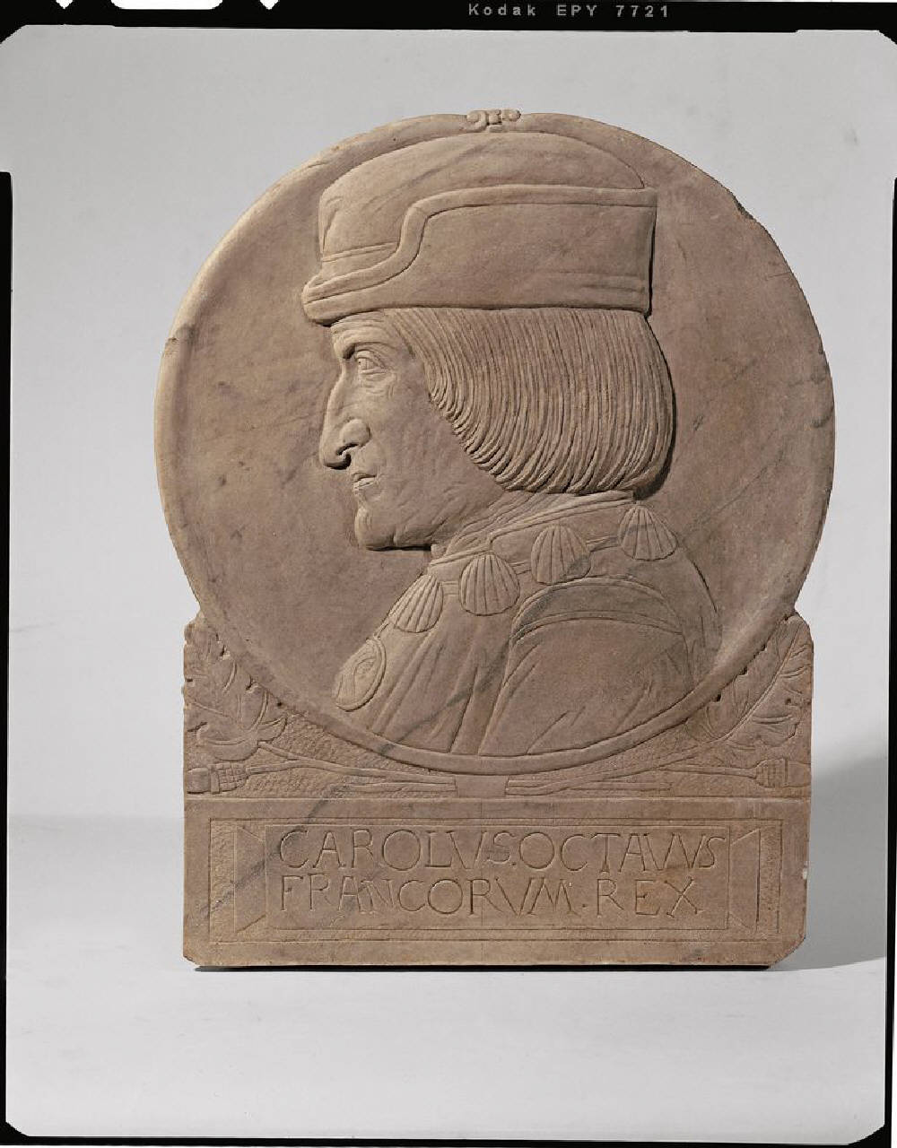 Targa con profilo di Carlo VIII (Amboise, 30 giugno 1470 ¿ Amboise, 7 aprile 1498) (lastra, mistilinea) di Scultore; Falsario - ambito lombardo (seconda metà sec. XIX)