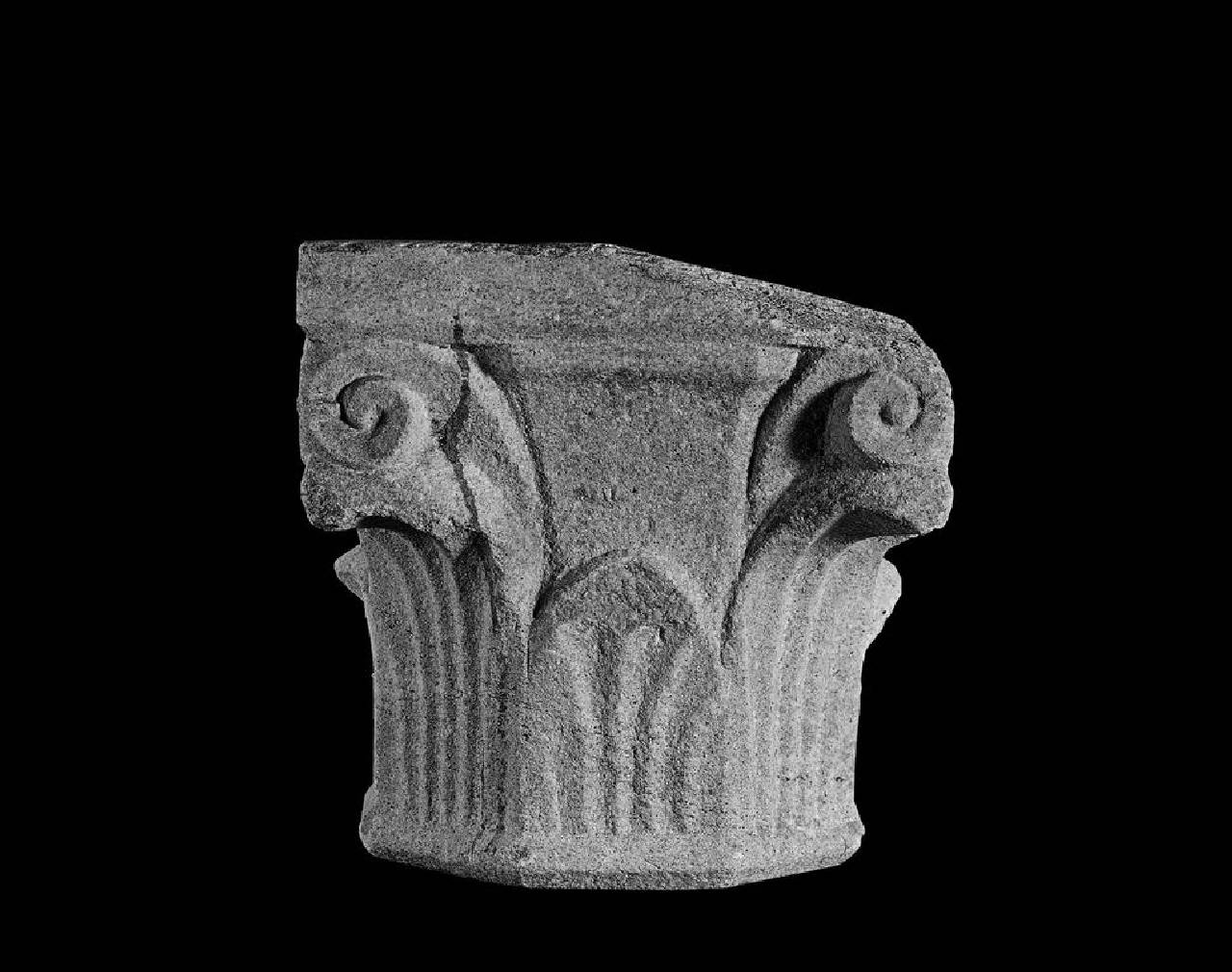 Capitello di casa Aliverti (capitello) di Scultore - ambito lombardo (fine/inizio sec. XIV)