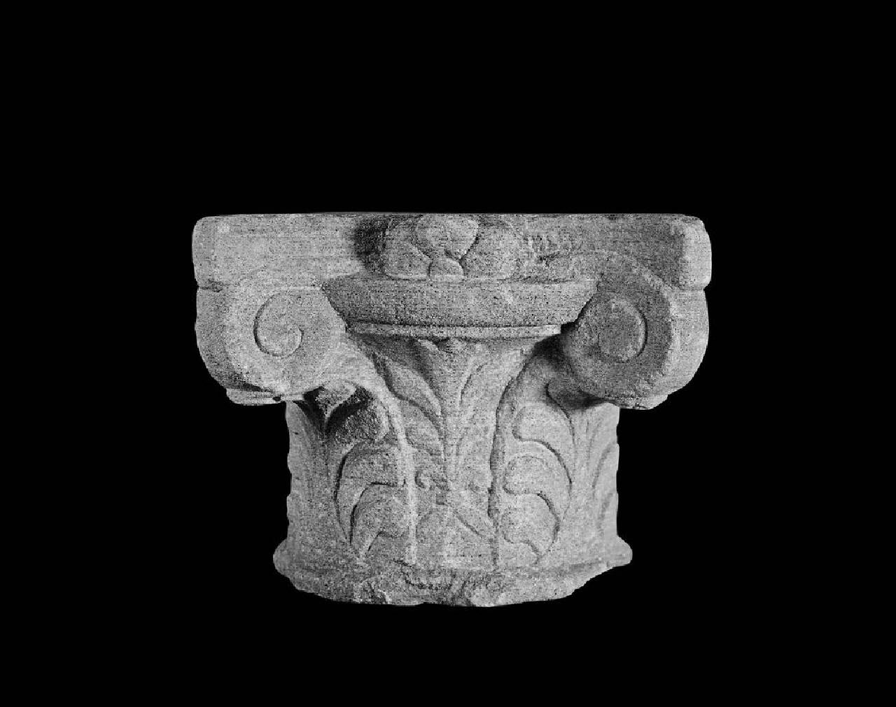 Capitello a un ordine con foglie a palmette di casa Aliverti (capitello) di Scultore - ambito lombardo (fine/inizio sec. XV)