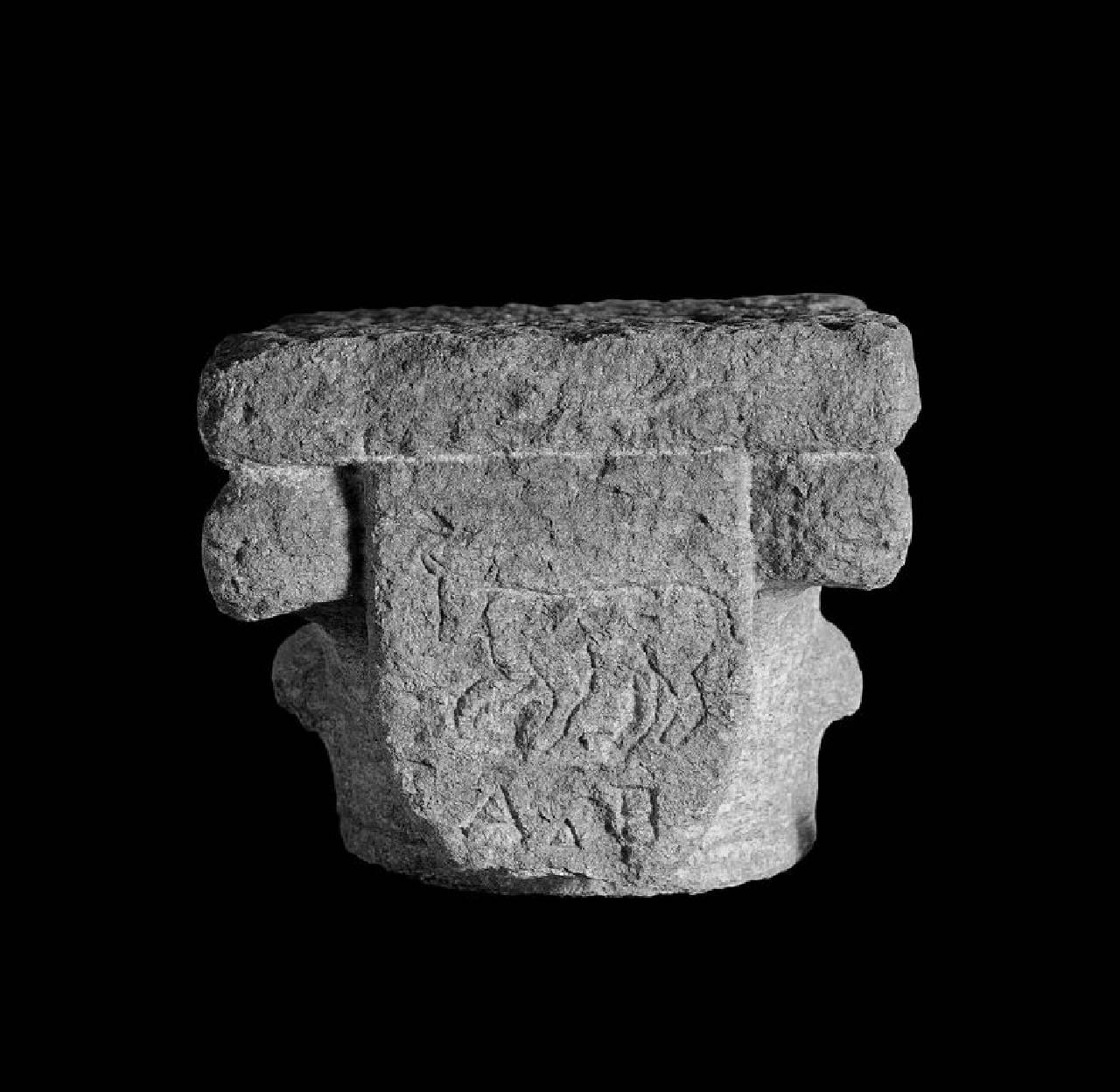 Capitello con stemma non identificato e lettere A B (capitello) di Scultore - ambito lombardo (primo quarto sec. XV)