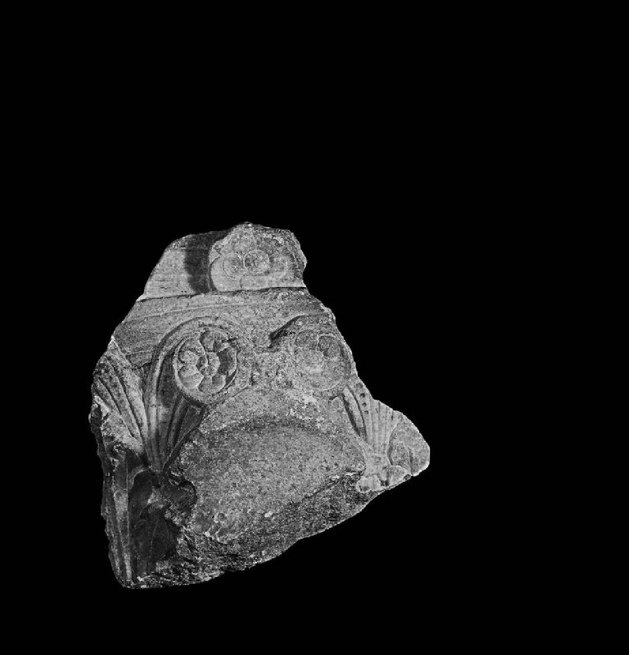 Capitello frammentario in marmo di Candoglia (capitello, frammento di) di Scultore - ambito lombardo (ultimo quarto sec. XV)