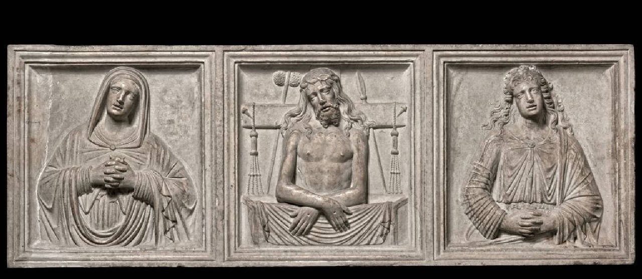 Cristo in pietà tra la Madonna e San Giovanmni evangelista detto trittico di Vighignolo (sarcofago, fronte di) di Scultore - ambito lombardo (primo quarto sec. XVI)