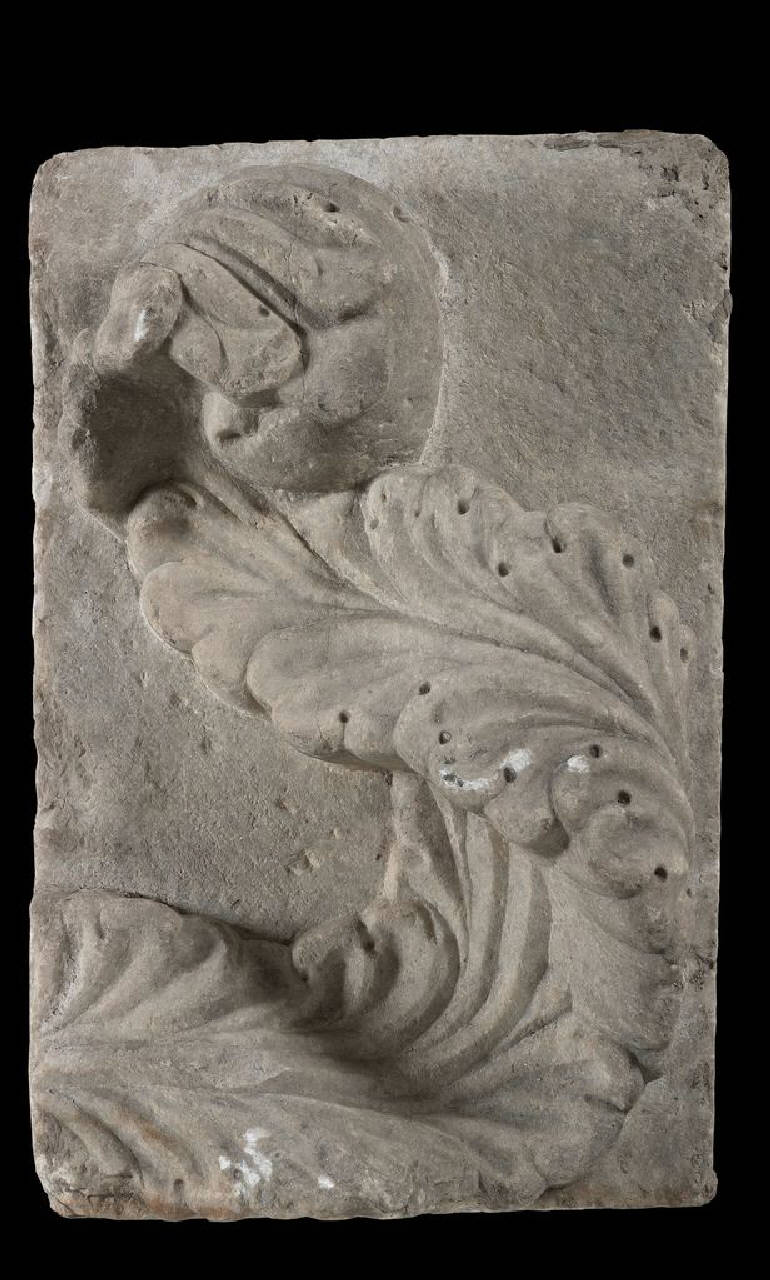 Lambrecchino frammentario, parte di ducale? (stemma, parte di) di Scultore - ambito lombardo (terzo quarto sec. XV)