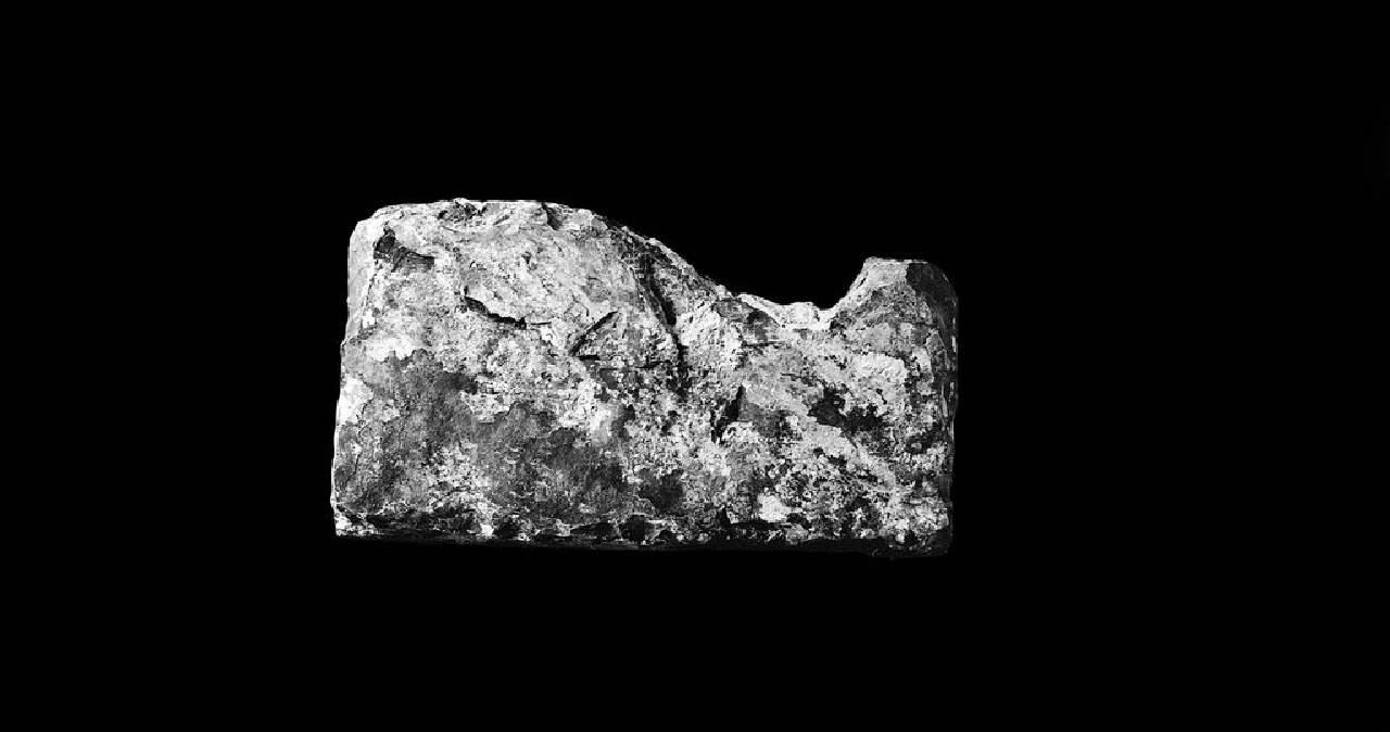 Camino in marmo di Varenna (XVII secolo) (camino, parte di?) di Scultore - ambito lombardo (sec. XVII)