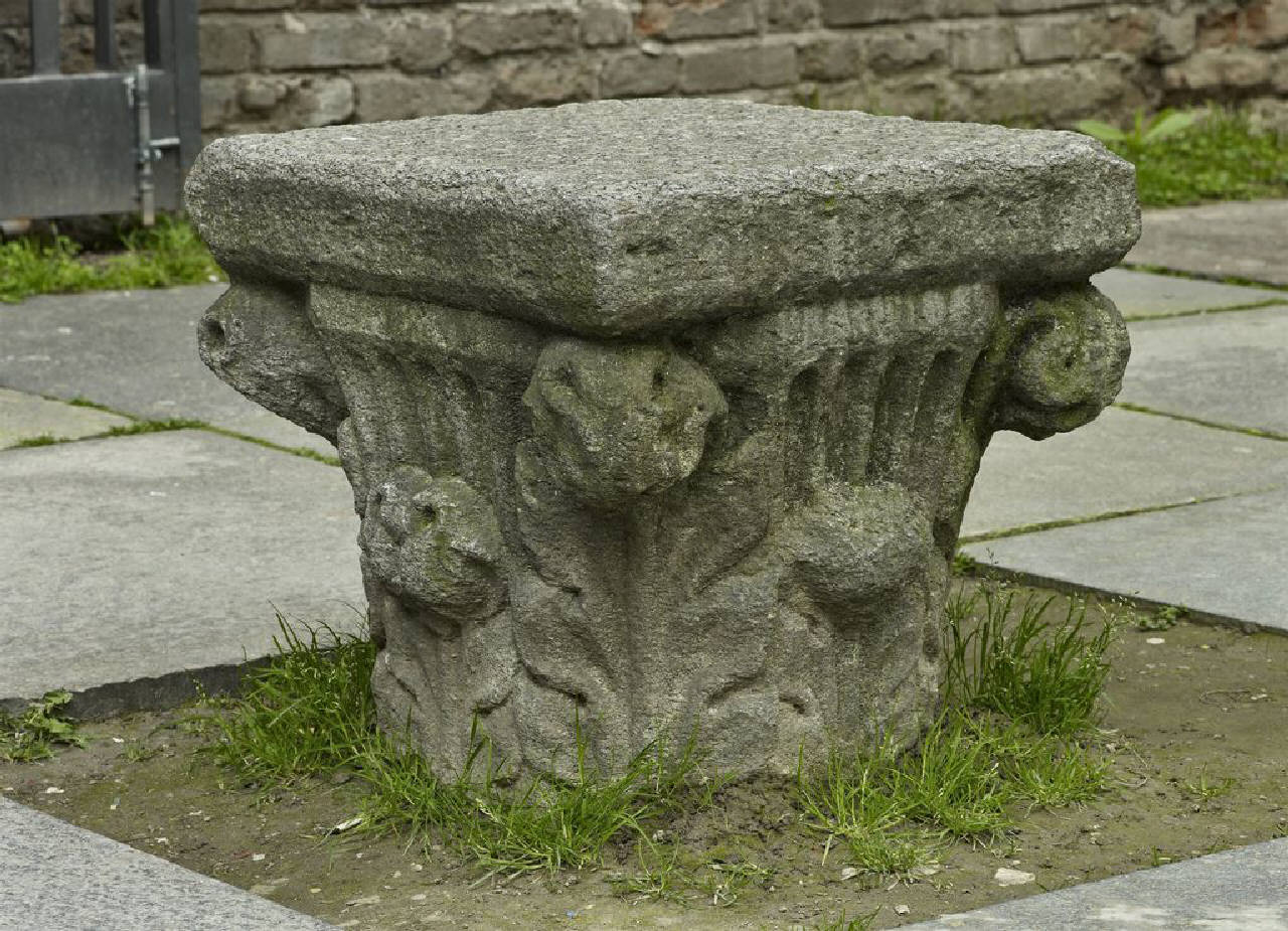 Capitello a grandi foglie (capitello) di Scultore - ambito lombardo (terzo quarto sec. XV)