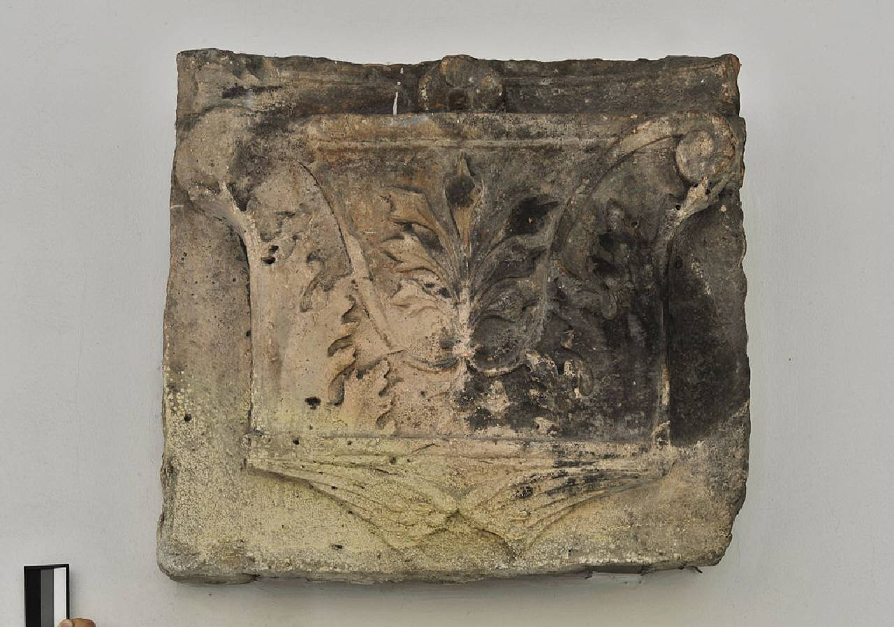 Capitello di lesena con palmetta tra due foglie d'acanto e ali di cherubino nell'imposta (peduccio) di Scultore - ambito lombardo (fine sec. XV)