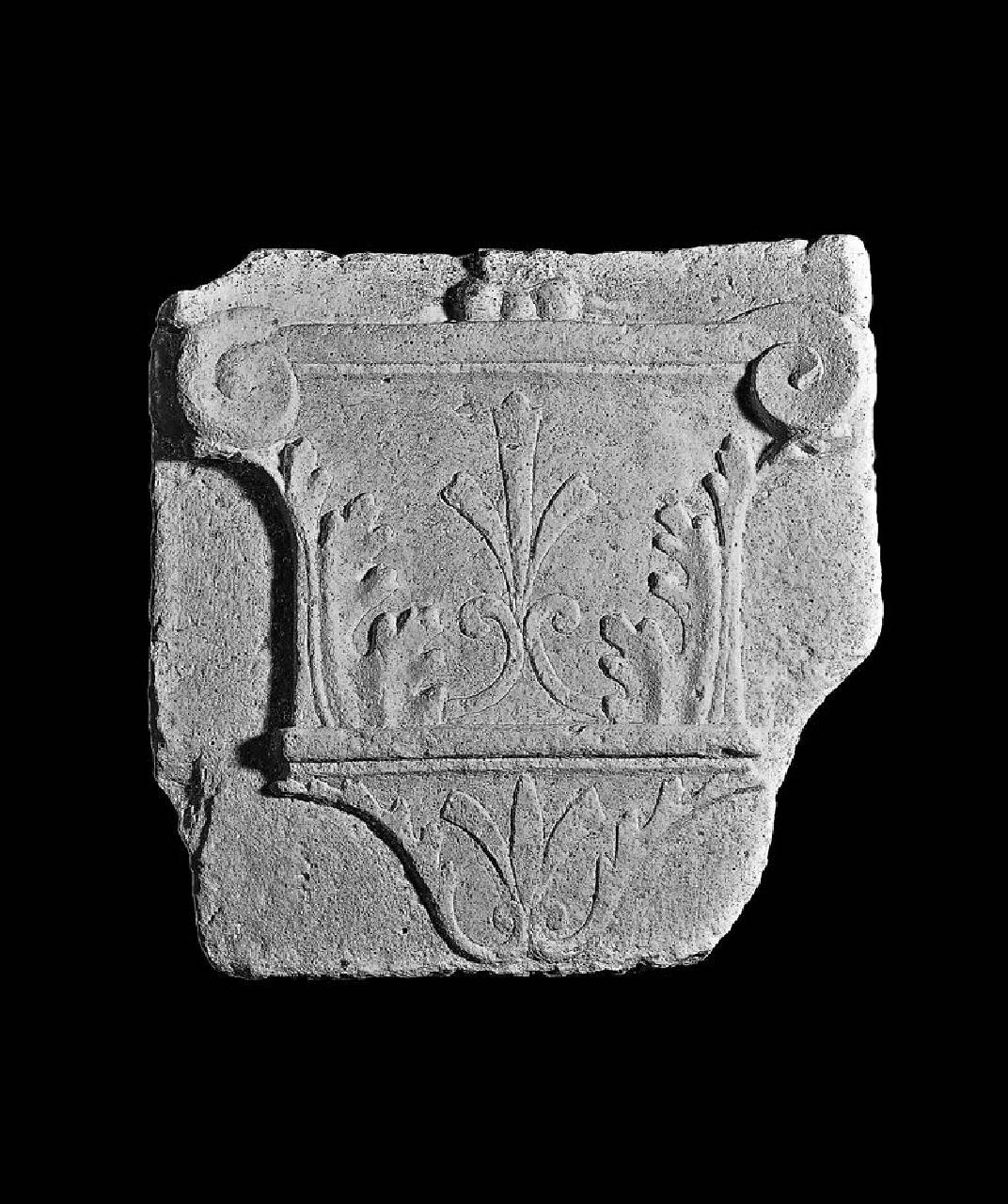 Peduccio di lesena, con foglie d'acanto e al centro palmetta replicata alla base e al centro del calato (peduccio) di Scultore - ambito lombardo (fine sec. XV)