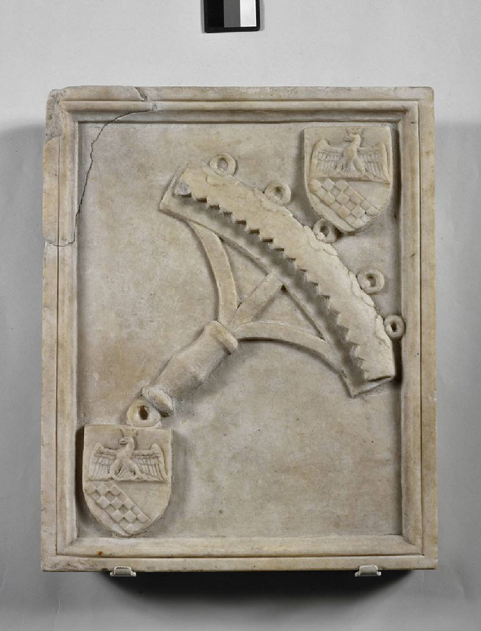 Lastra con emblema della camarra e stemma Lampugnani. (lastra, rilievo) di Scultore - ambito lombardo (sec. XV)