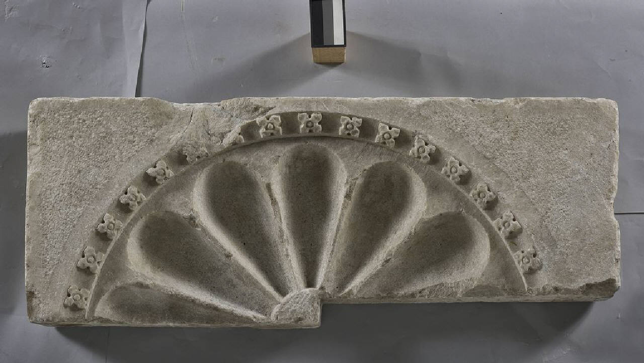 Timpano a conchiglia con ghiera a rosette, frammentario; verso : non identificabile (lastra, rilievo, reimpiegata) di Scultore - ambito lombardo (terzo quarto sec. XV)