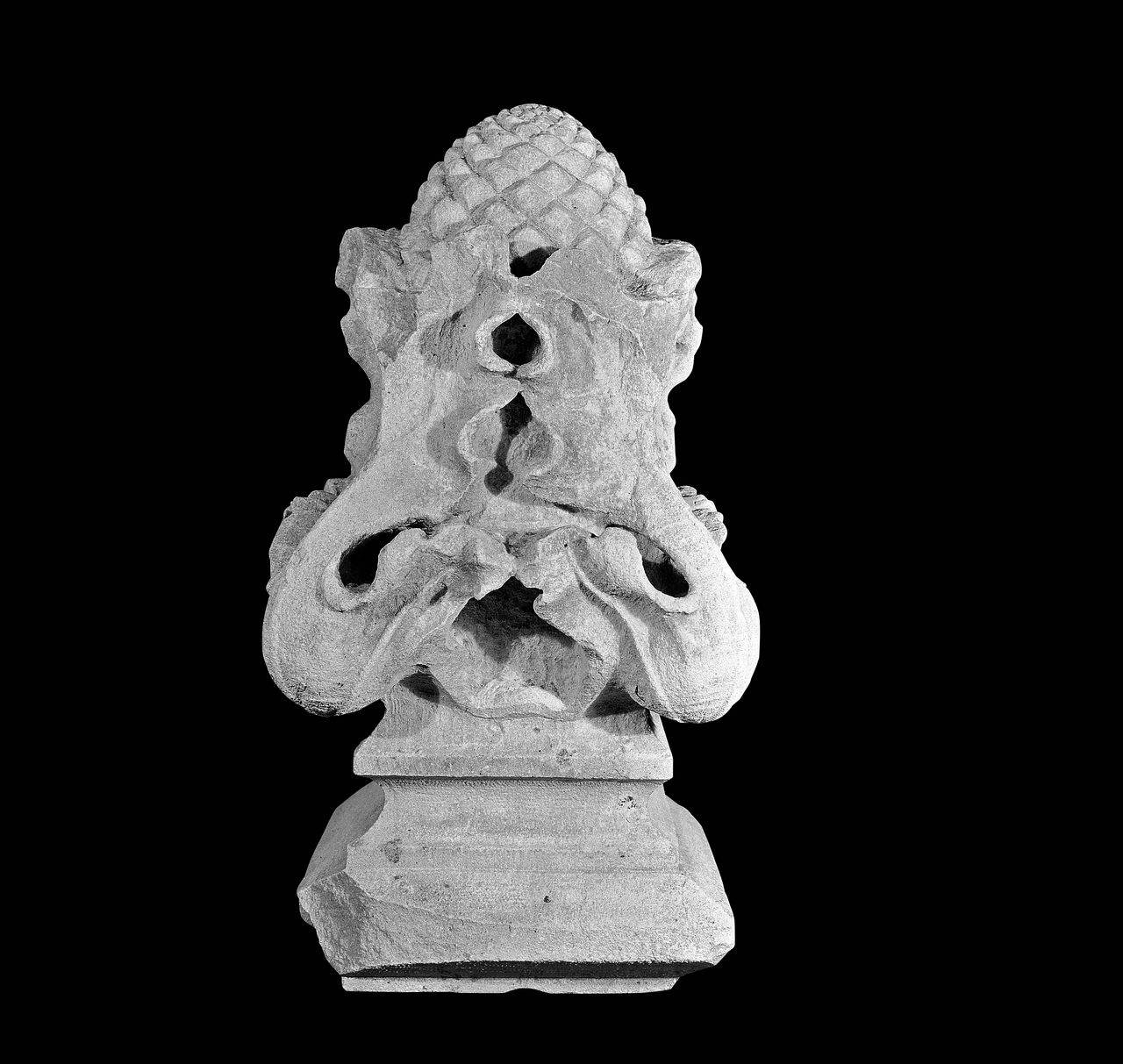 Pigna fuoriuscente da volute vegetali (pinnacolo, parte di) di Scultore - ambito lombardo (inizio sec. XV)