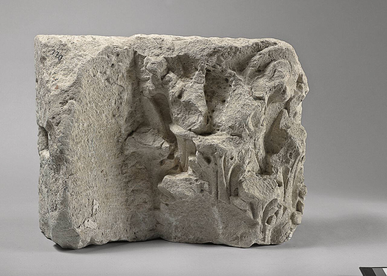 Capitello reimpiegato, frammentario (capitello, parte di) di Scultore - ambito lombardo (?-reimpiego sec. IV)