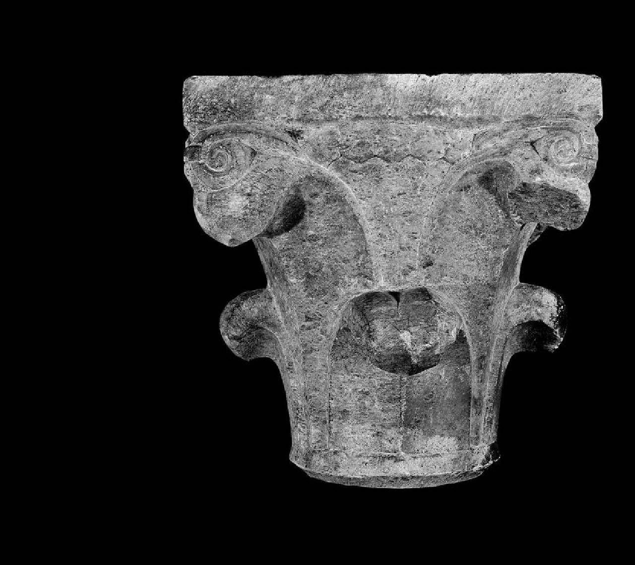Capitello a due ordini di foglie d'acqua (capitello) di Scultore - ambito lombardo (terzo quarto sec. XIV)