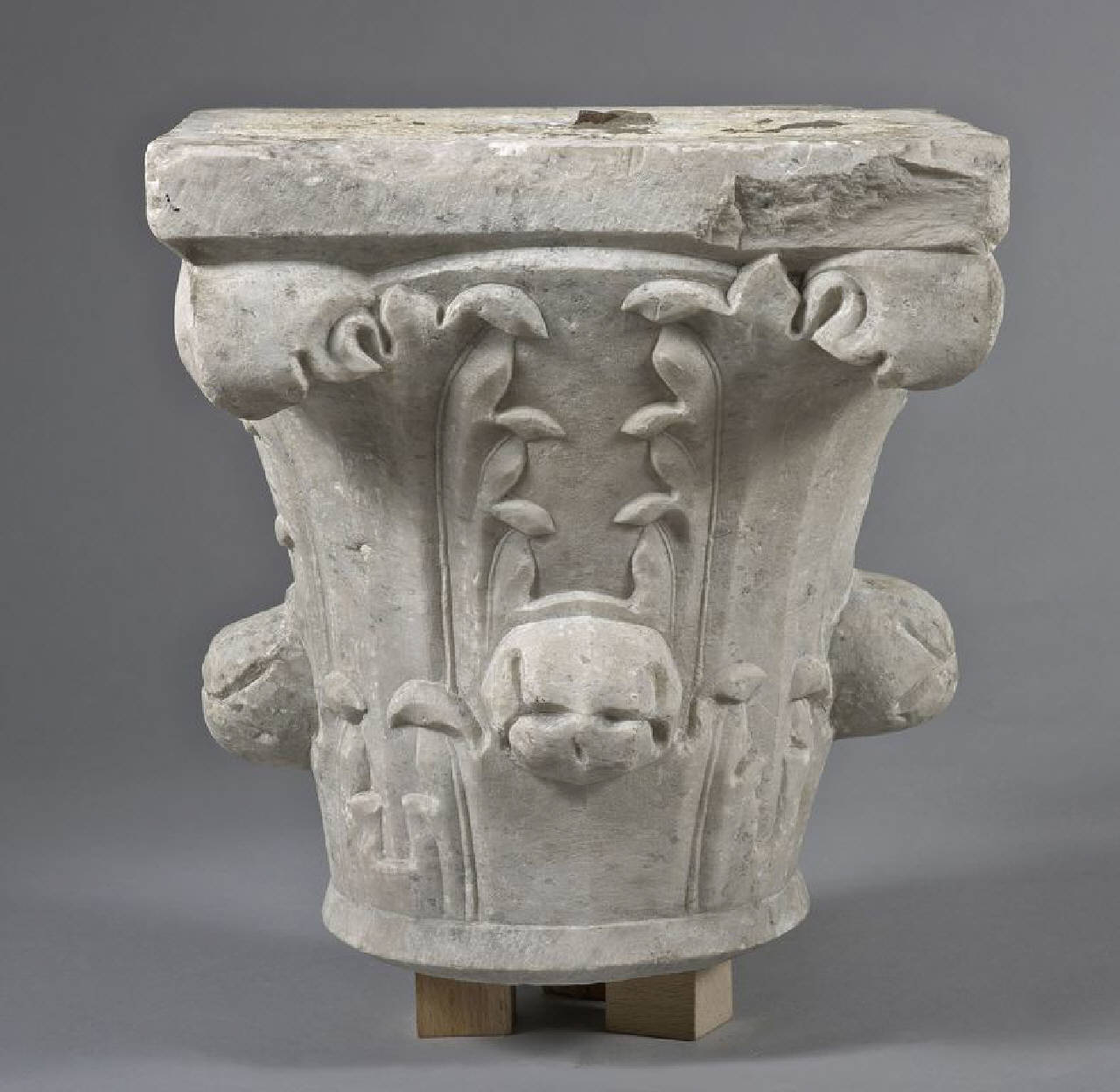 Capitello a due ordini di foglie lanceolate, formanti crochet nel calato (capitello) di Scultore - ambito lombardo (prima metà sec. XV)