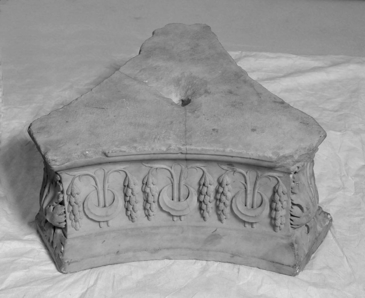 Base esagonale decorata sui fianchi da doppi baccelli connessi da semilune (base esagonale) di Scultore - ambito toscano (sec. XVI)
