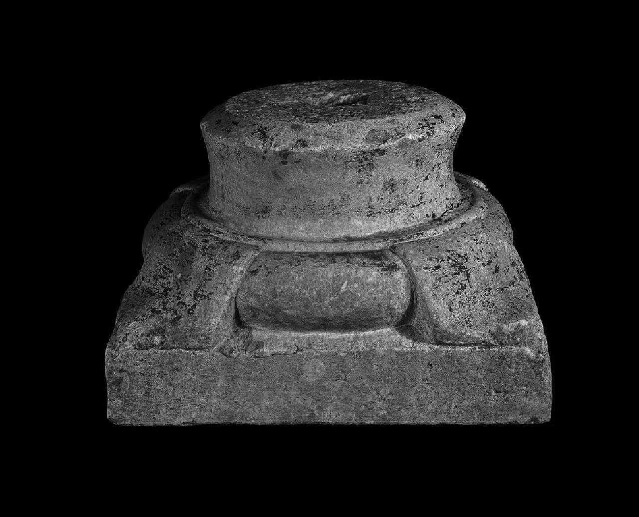 Base di colonna unghiata, una di tre (base di colonna) di Scultore - ambito lombardo (seconda metà sec. XIV)