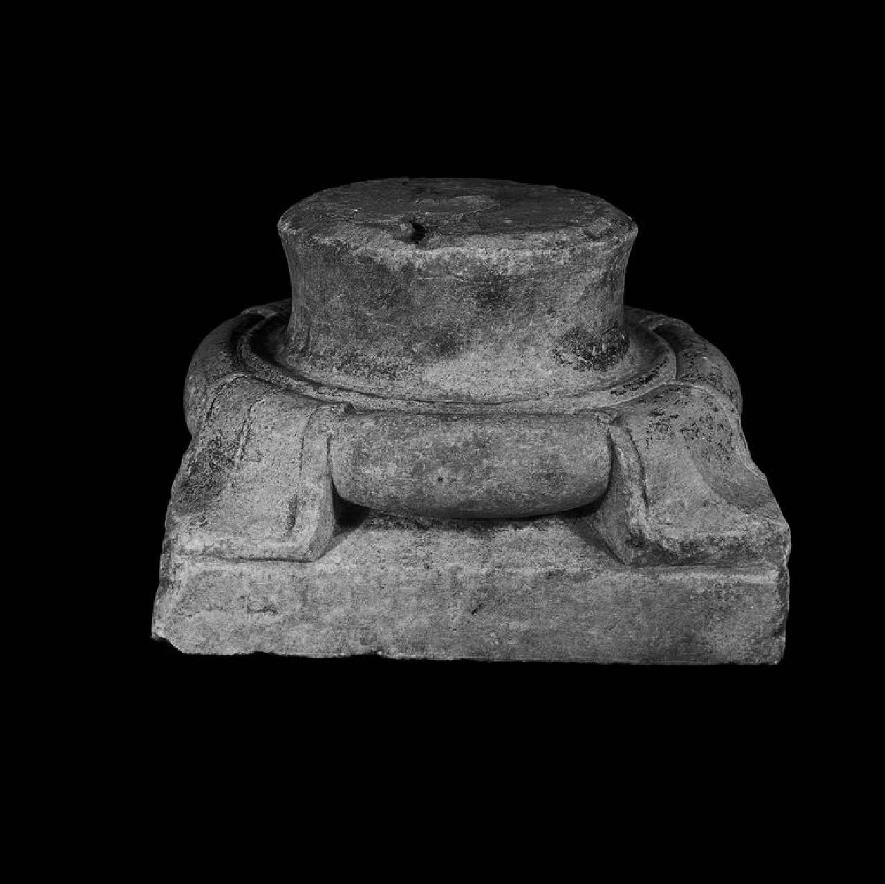 Base di colonna unghiata, una di tre (base di colonna) di Scultore - ambito lombardo (seconda metà sec. XIV)